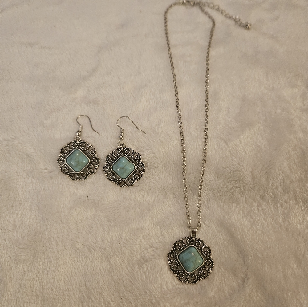 Necklace with matching earrings NEW
